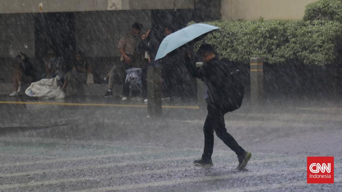 Hujan Lebat Masih Bakal Guyur RI di Masa Pancaroba, Ini Dalangnya