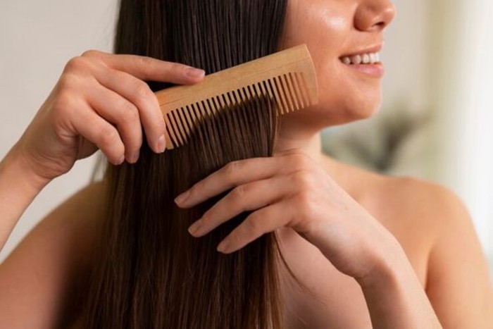 Ilustrasi Menyisir Rambut/Foto: Freepik.com/Freepik 5 Cara Mengatasi Rambut Bercabang, Bisa Coba di Rumah!