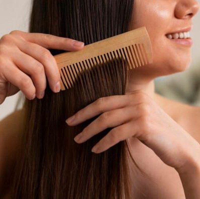 Ilustrasi Menyisir Rambut/Foto: Freepik.com/Freepik