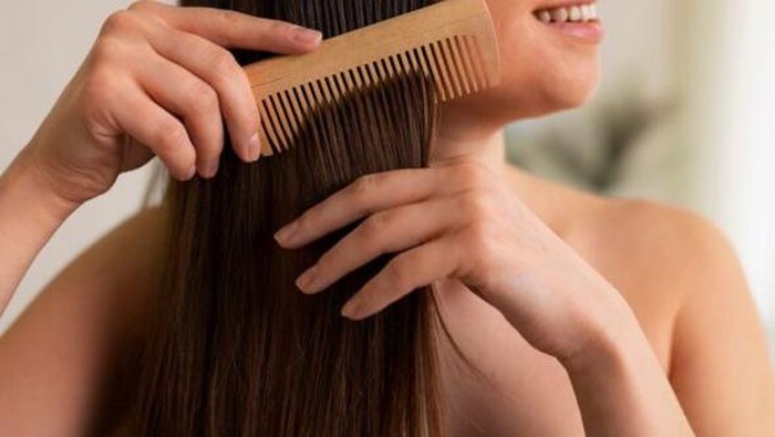 Ilustrasi Menyisir Rambut/Foto: Freepik.com/Freepik