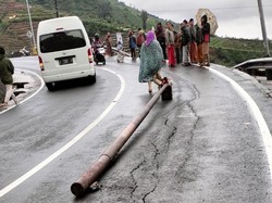 Jalur Wonosobo-Dieng Retak dan Longsor, Kendaraan Melintas Bergantian