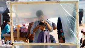 FOTO: Kian Sesak, Pengungsi Gaza Bertahan 1 Tenda Isi 15 Orang