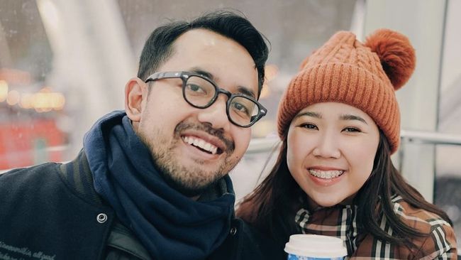Kiky Saputri dan suaminya, Muhammad Khairi, mengumumkan kelahiran anak pertama mereka bernama Kayesha Nadha Khairi.