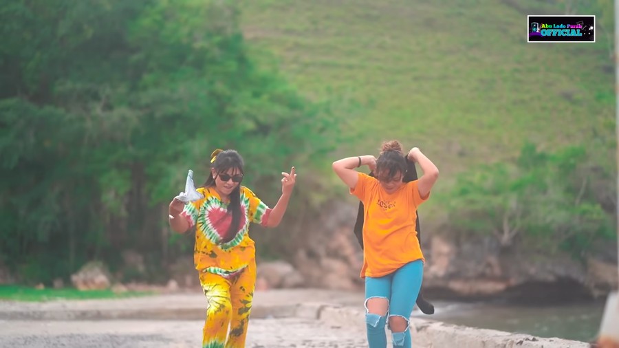 Lirik Lagu Ada Uang Ada Suara - Ocha Shaptriasa feat Yanti Wuwur