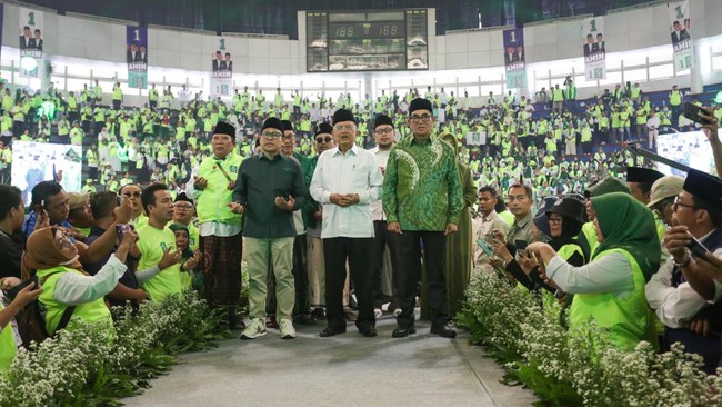 Muhaimin Iskandar alias Cak Imin mengaku senang bisa mengunjungi dua kyai Romo Suroso dan KH Syaiful Bahri di Blitar, Jawa Timur.