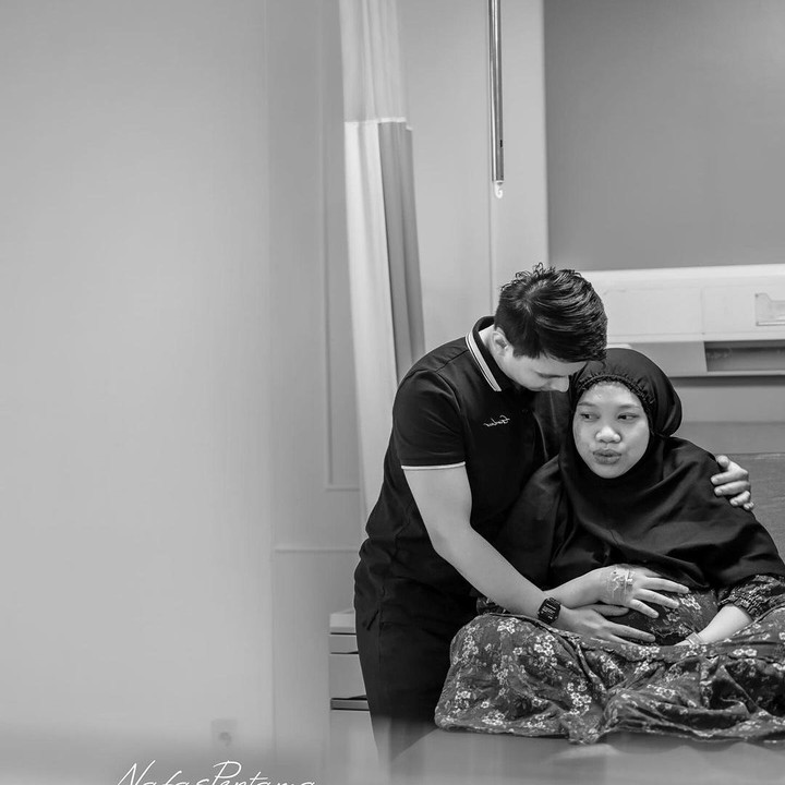 <p>Mumuk Gomez dan suaminya Eno Retra menikah pada tahun 2021 dan umumkan kehamilan pada Juli 2023. Kehamilan Mumuk diketahui berjalan lancar dan sehat, ia juga masih aktif berkegiatan meski tengah berbadan dua. (Foto: Instagram: @mumukgomez @nafaspertama)</p>