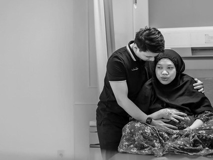 5 Potret Momen Haru Persalinan Anak Pertama Mumuk Gomez dan Eno Retra