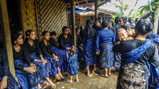 Budayawan Banten marah atas ulah para konten kreator yang semakin marak mengeksploitasi kecantikan perempuan Badui di media sosial.