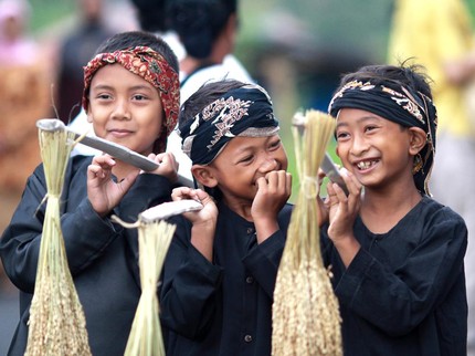 Mengenal 9 Jenis Pakaian Adat Sunda, Mulai dari Keunikan, Makna & Atributnya