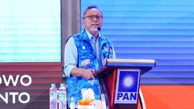 Zulhas Pakai Rompi Loreng Biru saat Temani Prabowo Kampanye di Lampung