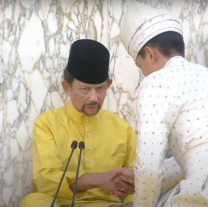 <p>Setelah mengucapkan ijab kabul, Pangeran Mateen diarahkan untuk berjalan menuju posisi duduk sang Ayah, Sultan Hassanal Bolkiah. Pangeran Mateen menikah diusia 32 tahun. (Foto: YouTube RTB News)<br /><br /><br /></p>