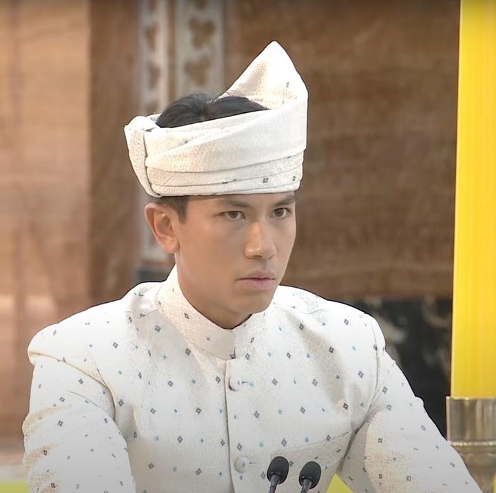 <p>Pangeran Mateen tiba di lokasi sekitar pukul 14.05 waktu setempat. Ia memberikan mahar sebesar RM 1.000 ringgit atau setara dengan uang senilai Rp11,7 juta.(Foto: YouTube RTB News)<br /><br /><br /></p>