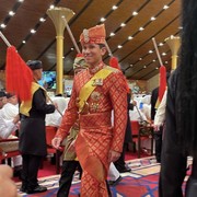 Pangeran Mateen dan Anisha Rosnah Berbusana Tradisional Serba Merah-Emas di Upacara Berbedak