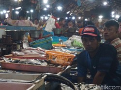 Pedagang Pasar Ikan Pabean Keluhkan Penurunan Harga Ikan Imbas Cuaca Buruk