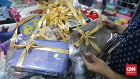 FOTO: Surga Pernak-Pernik Souvenir Pernikahan di Pasar Jatinegara
