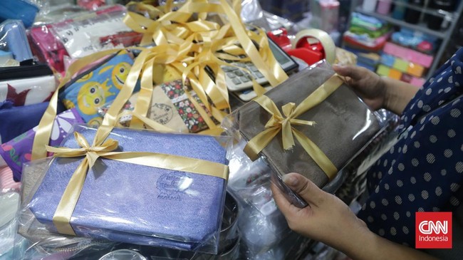 Pengamat menyebut fenomena doom spending sejatinya sudah menjangkiti gen z dan milenial Indonesia imbas budaya pamer, perkembangan e-commerce dan pinjol.