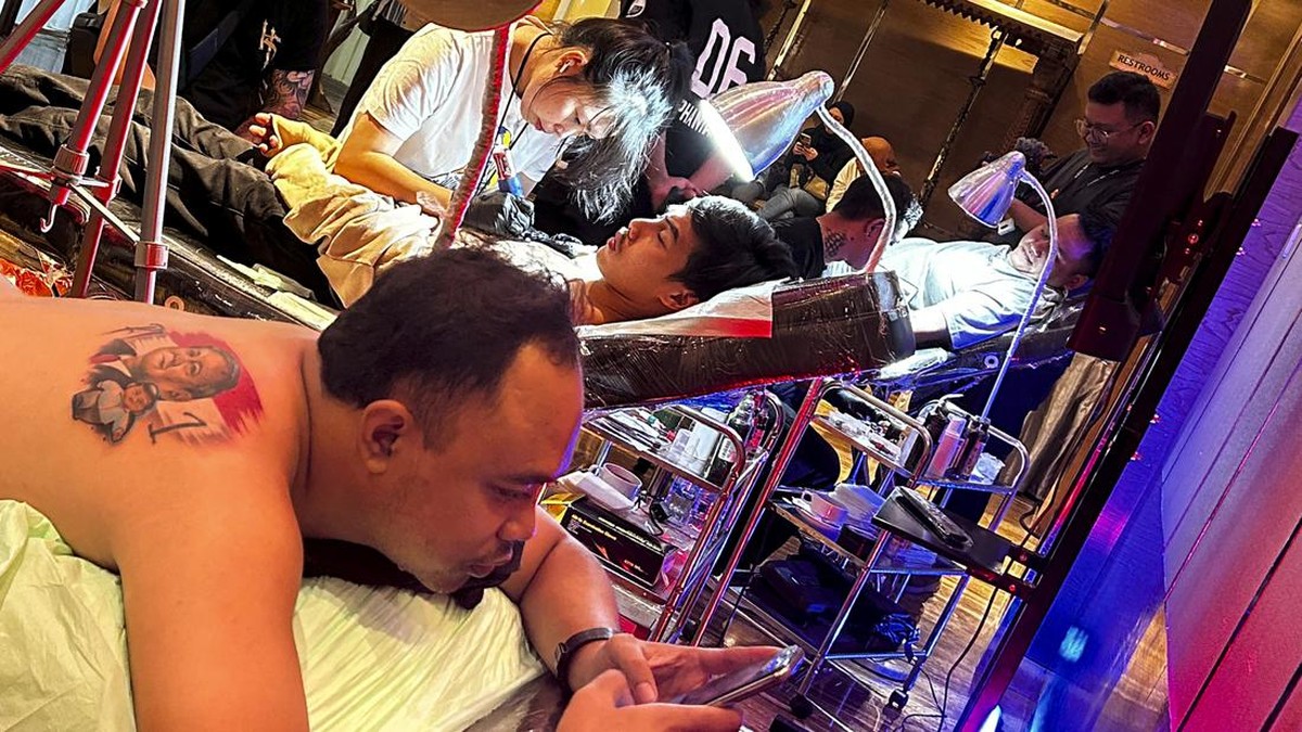 FOTO: Pendukung Membuat Tato Potret Prabowo di Punggung