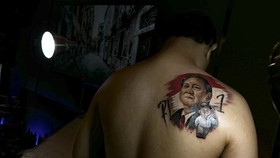 FOTO: Pendukung Membuat Tato Potret Prabowo di Punggung