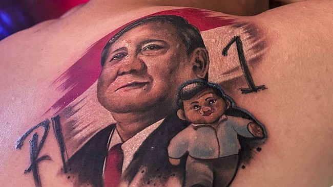 FOTO: Pendukung Membuat Tato Potret Prabowo di Punggung