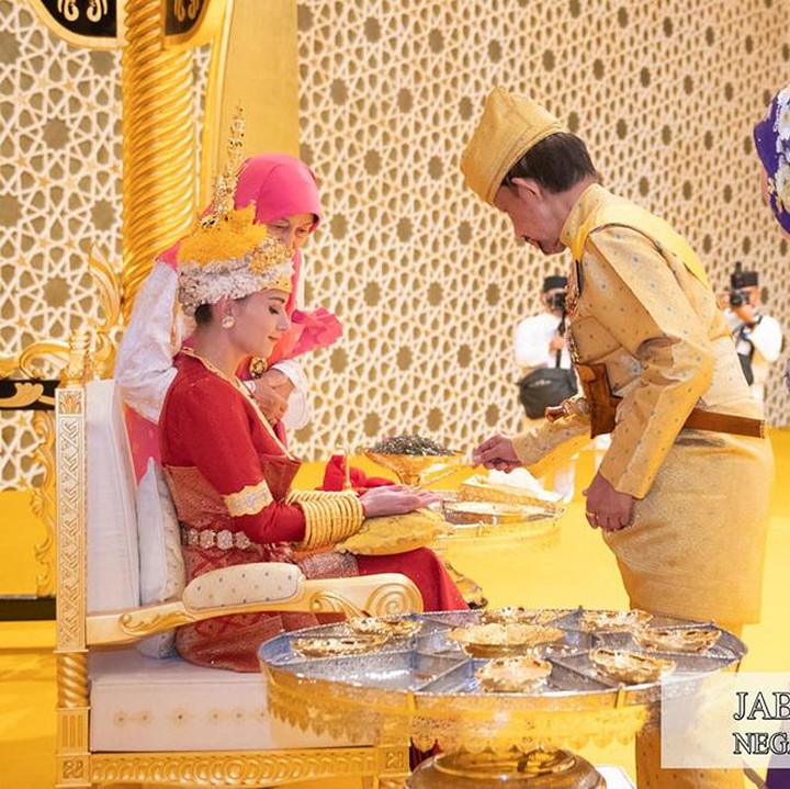 <p>Setelah Sultan Brunei Darussalam, anggota keluarga lainnya turut menghampiri kedua mempelai untuk memberikan Bedak Diraja. Prosesi ini juga dilakukan oleh keluarga dari pihak mempelai wanita. (Foto: Instagram @pelitabrunei)</p>