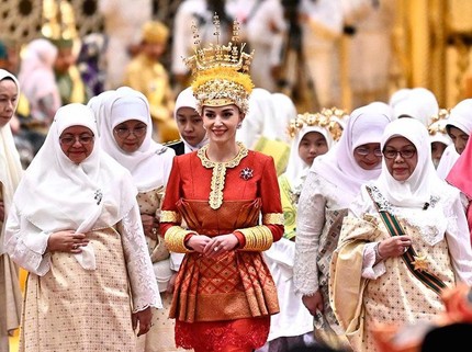 7 Potret Pangeran Mateen & Anisha di Acara Majlis Istiadat Berbedak Pengantin Diraja