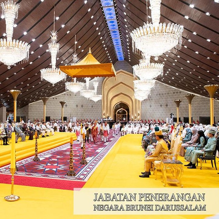 <p>Rangkaian acara pernikahan Pangeran Abdul Mateen dan Anisha Rosnah binti Adam masih terus berlanjut. Pada 10 Januari 2024, pasangan ini melakukan prosesi Majlis Istiadat Berbedak Pengantin Diraja yang berlangsung di Istana Nurul Iman, Bandar Seri Begawan. (Foto: Instagram @pelitabrunei)</p>