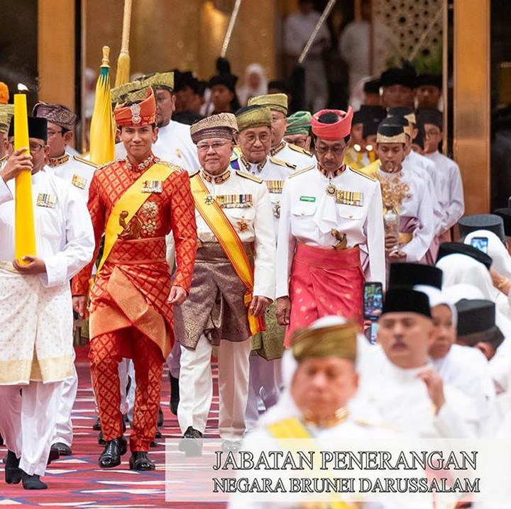 <p>Pangeran Mateen menjadi sorotan ketika memasuki Balai Singgahsana Indera Buana. Ia terlihat gagah mengenakan busana tradisional Brunei Darussalam yang berwarna merah dengan ornamen keemasan. Melansir dari <em>Pelita Brunei</em>, kedatangannya didampingi oleh 40 Sinipit yang dibawa oleh Awang-Awang. (Foto: Instagram @pelitabrunei)</p>