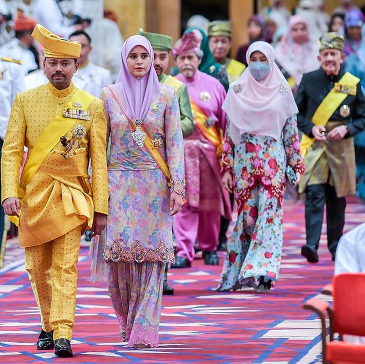 <p>Keindahan tradisi adat yang diwariskan secara turun-temurun diperlihatkan dalam Majlis Istiadat Berbedak Pengantin Diraja. Acara ini turut dihadiri oleh para tamu penting yang terdiri dari keluarga besar, termasuk putra pertama Sultan yaitu Pangeran Al-Muhtadee Billah dan istrinya, Sarah binti Salleh. (Foto: Instagram @pelitabrunei)</p>