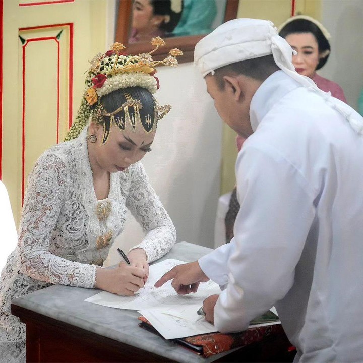 <p>Pada 10 Januari 2024, BPH Kusumo Kuntonugroho dan dr. Laily Annisa Kusumastuti telah melaksanakan prosesi ijab kabul. Akad nikah dilaksanakan di Kagungan Dalem (KD) Masjid Agung Pakualaman pukul 08.30 WIB. (Foto: Instagram @purapakualaman @humasjogja)</p>