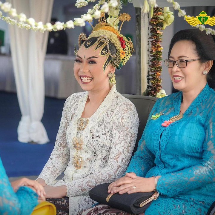 <p>Adapun saksi dari prosesi ijab kabul BPH Kusumo Kuntonugroho dan dr. Laily Annisa Kusumastuti yaitu K.P.H. Jurumarti dari pihak calon pengantin pria dan Prof. Dr. drg. Sudibyo, Sp.Perio(K) dari pihak calon pengantin wanita. (Foto: Instagram @purapakualaman @humasjogja)</p>