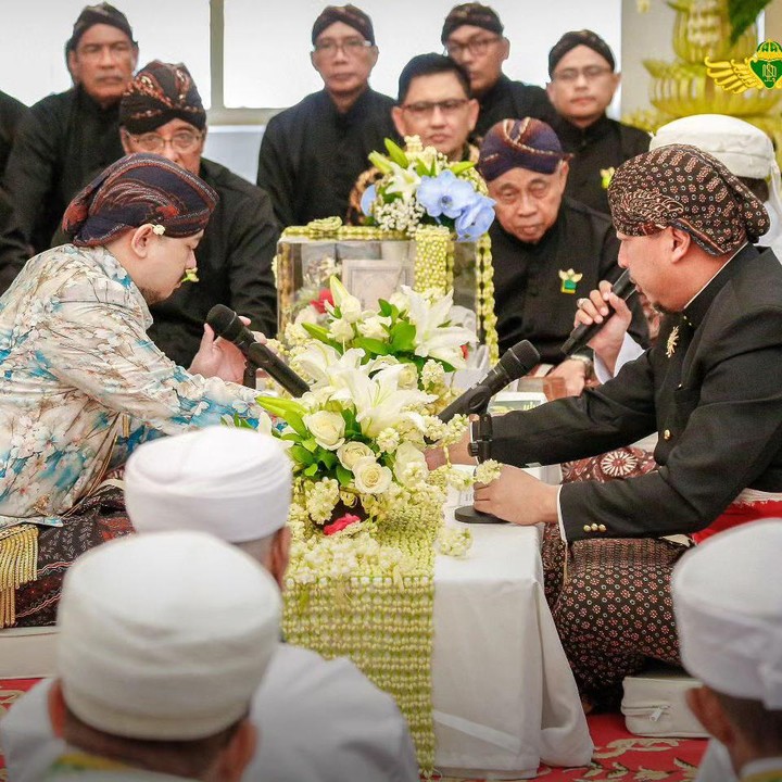 <p>Di momen tersebut, ayahanda Laily menjadi wali nikah untuk menikahkan sang putrinya. "Bersyukur kepada Allah SWT, hari Rabu, 27 Jumadilakir Jimawal 1957 (10 Januari 2024) menjadi saksi puncak Dhaup Ageng dengan Akad Nikah yang khidmad dan lancar. Dr. Tri Prabowo, M.Kes., Sp.PD., FINASIM (ayah mempelai wanita) dengan tulus menjadi wali nikah, diterima langsung oleh B.P.H. Kusumo Kuntonugroho di Kagungan Dalem Masjid Ageng Kadipaten Pakualaman," bunyi pernyataan resmi yang dikeluarkan Pura Pakualaman. (Foto: Instagram @purapakualaman @humasjogja)</p>