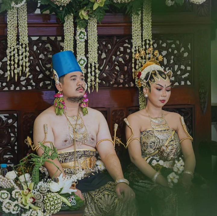 <p>Acara dilanjutkan dengan prosesi pahargyan hari pertama atau resepsi pertama. Di acara ini, sebanyak 1.5000 tamu termasuk jajaran VVIP hadir untuk memberikan selamat kepada Raden Mas Bhismo dan Laily. (Foto: Instagram @purapakualaman @humasjogja)</p>