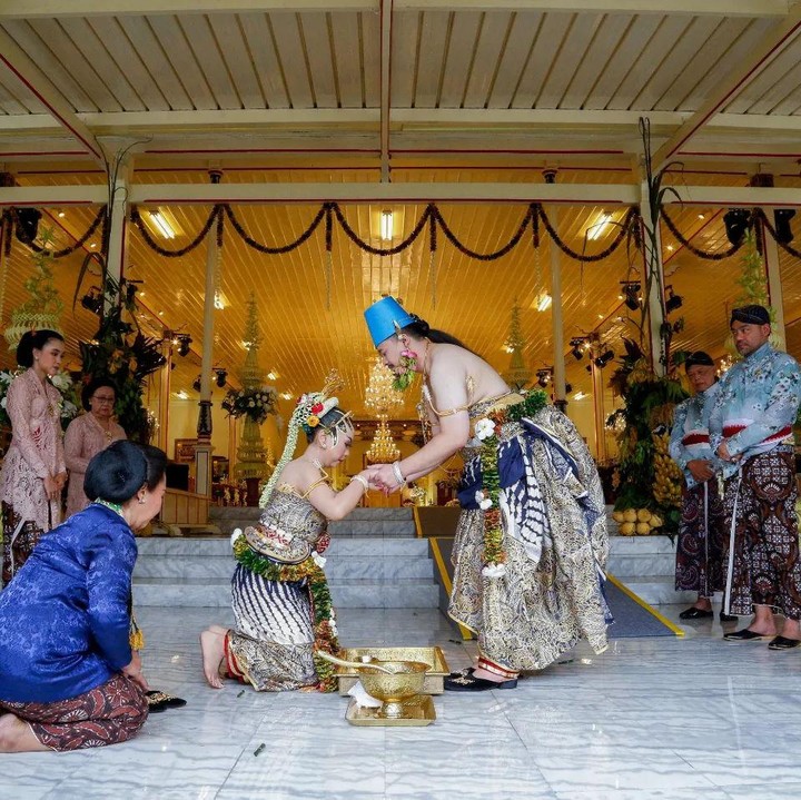 <p>Upacara Panggih Temanten dimulai dengan pasrah sanggan pamethuking temanten putri. Salah satu tahapan yang dilakukan di proses ini adalah Balangan Gantal, di mana mempelai wanita mencuci kaki mempelai pria yang menyiratkan bakti istri kepada suami dan penyingkir godaan. (Foto: Instagram @purapakualaman)</p>