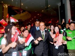 Gaya Jokowi Goyang Gacor Bareng WNI-Driver Gojek saat Tiba di Vietnam