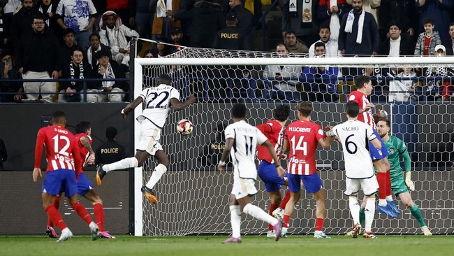 Duel Real Madrid vs Atletico pada babak semifinal Piala Super Spanyol berlanjut ke babak perpanjangan waktu setelah skor imbang 3-3 selama waktu normal.