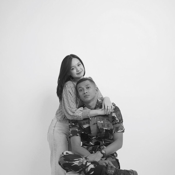 <p>Ulfi mengatakan, mereka akan menjalani hubungan jarak jauh atau LDR untuk sementara waktu. Oleh karena itu, sang kekasih ingin melamarnya terlebih dahulu sebelum berangkat menjalani tugas negara. "'Aku iket dulu ya karena LDR' Jaga diri, sampai ketemu di cuti berikutnya," tulis Ulfi dalam unggahannya. (Foto: Instagram @ulfidmy)</p>