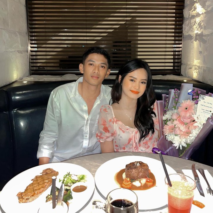 <p>Akan segera menikah, Ulfi Damayanti juga sudah meminta restu kepada sang Bunda. Elly Sugigi sangat bersyukur mendengar niat baik Ridho yang akan melamar putrinya. "Alhamdulillah dapat jodoh yang baik, yang soleh. Dia seorang anggota TNI. Mpok Elly akan dapat mantu. Nanti Ulfi jadi Ibu Persit," ucap Elly ketika menjadi bintang tamu di acara Rumpi TRANS TV. (Foto: Instagram @ulfidmy)</p>