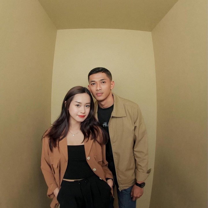 <p>Tak hanya itu, Elly Sugigi juga berjanji untuk menjaga sikap demi nama baik sang putri di mata keluarga calon suaminya, "Harus merubah sikap, makanya aku mending sendiri. Aku tidak akan mencari cowok dulu, aku janji ke Ulfi seperti itu. Aku tidak mau seperti itu lagi." (Foto: Instagram @ulfidmy)</p>