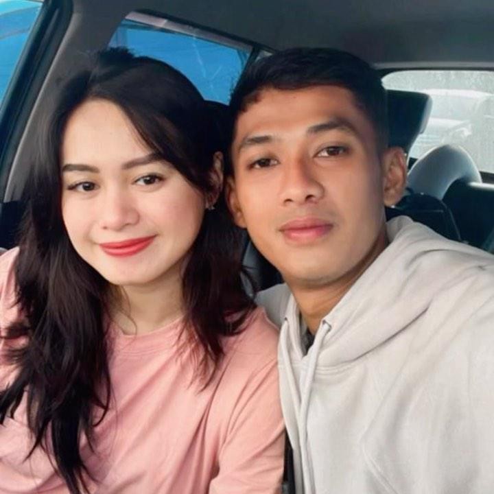 <p>Hubungan Ulfi dan Ridho sudah berjalan cukup lama, Bunda. Elly Sugigi punya pesan yang ingin ia sampaikan kepada calon menantunya. " Insya Allah Ulfi jodoh sama dia, karena Ulfi butuh sosok Ayah. Dari kecil dia tidak punya Ayah karena kita bercerai. Tolong jaga Ulfi, jangan lihat siapa sosok Elly Sugigi, jangan lihat saya sebagai orang yang sering bergonta-ganti laki-laki. Ulfi tidak seperti itu, beda dari sifat ibunya. Semoga Ulfi bisa menjalankannya sama Ridho," tutur Elly. (Foto: Instagram @ulfidmy)</p>