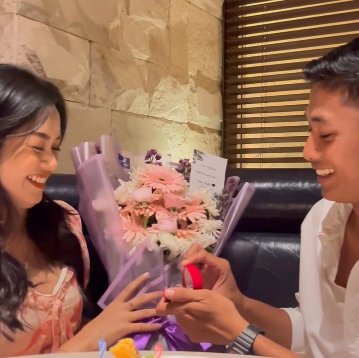 <p>Ulfi Damayanti dilamar oleh sang kekasih yang bernama Ridho. Lewat Instagram, Ulfi membagikan momen ketika sang kekasih melamarnya. (Foto: Instagram @ulfidmy)</p>