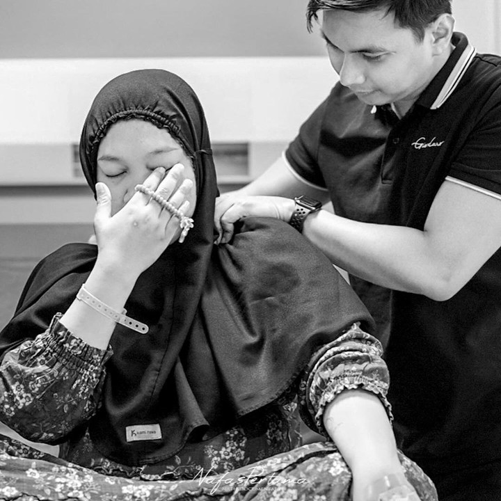 <p>Selama proses persalinan yang berlangsung secara normal ini, Mumuk dan Eno tampak bekerja sama dengan sangat baik. Eno terlihat tak henti memberikan dukungan kepada sang istri selama persalinan. (Foto: Instagram: @mumukgomez)</p>