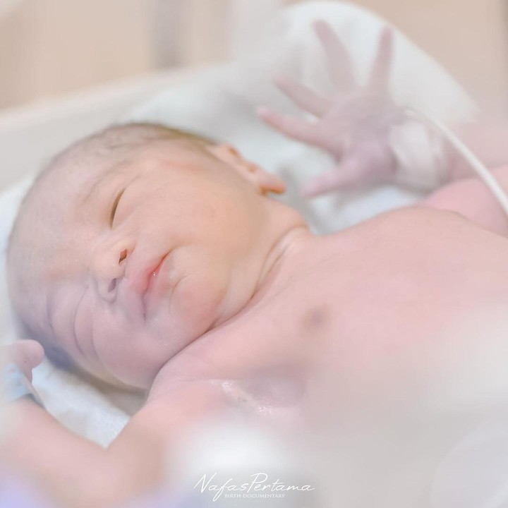 <p>Sembilan bulan berlalu, di awal tahun 2024 Mumuk dan Eno datang dengan kabar bahagia atas kelahiran anak pertama mereka. Bayi manis yang berjenis kelamin laki-laki itu diberi nama Malik Abisheva Putra, Bunda. (Foto: Instagram: @mumukgomez)</p>