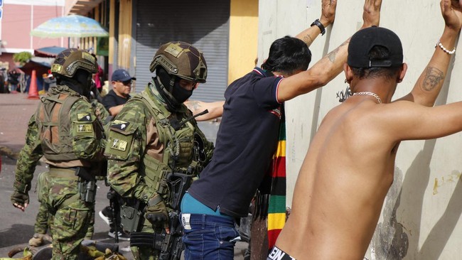 Geng narkoba Los Choneros menjadi sorotan usai bos kartel paling brutal di Ekuador itu, Jose Adolfo Macias alias Fito, kabur dari penjara pada akhir pekan lalu.