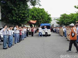 Haru! Siswa SMK Beri Penghormatan Terakhir untuk Mendiang dr Lo