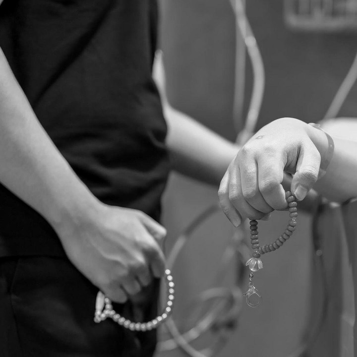 <p>Tak hanya saling mendukung, selama kontraksi berlangsung Mumuk dan Eno juga tak henti-hentinya berdzikir dan berdoa. Hal ini terlihat dari tasbih yang selalu ada dalam genggaman keduanya. (Foto: Instagram: @mumukgomez)</p>