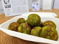 Oishii! 5 Kreasi Takoyaki Unik Bentuk Pipih hingga Berwarna Hijau
