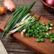 5 Cara Menyimpan Daun Bawang yang Benar, Biar Tetap Segar Nggak Mudah Layu!