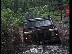 Sensasi Jumpalitan Naik Land Rover di Wisata Offroad Lembang