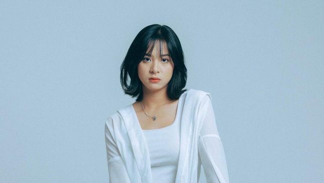 Zee JKT48 dipercaya menjadi salah satu pemeran utama film Ancika: Dia yang Bersamaku 1995 yang diadaptasi dari novel karya Pidi Baiq.