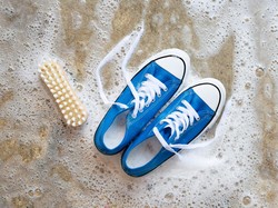 Tips Merawat Sepatu Sesuai Jenis Bahan Agar Tidak Cepat Rusak
